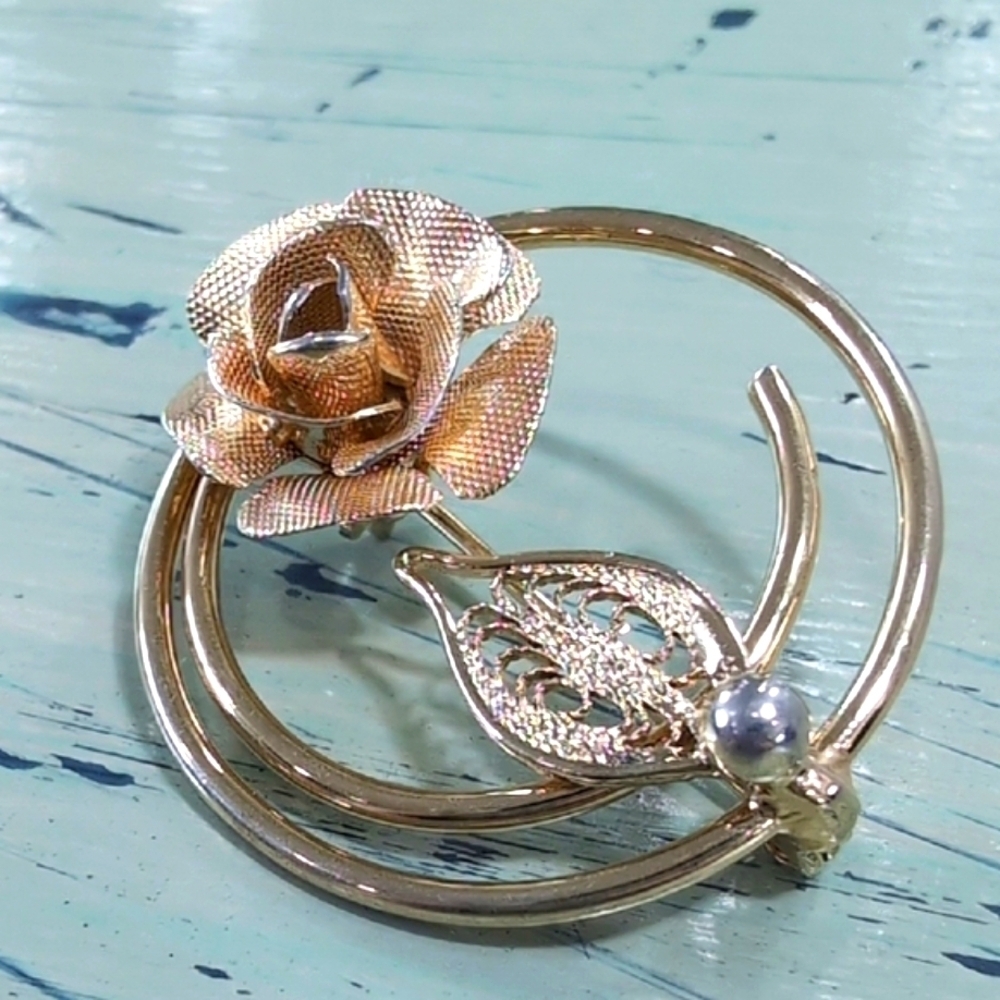 Sarah Coventry | Vintage Gold Tone Floral Rose Leaf Circular Brooch 1"